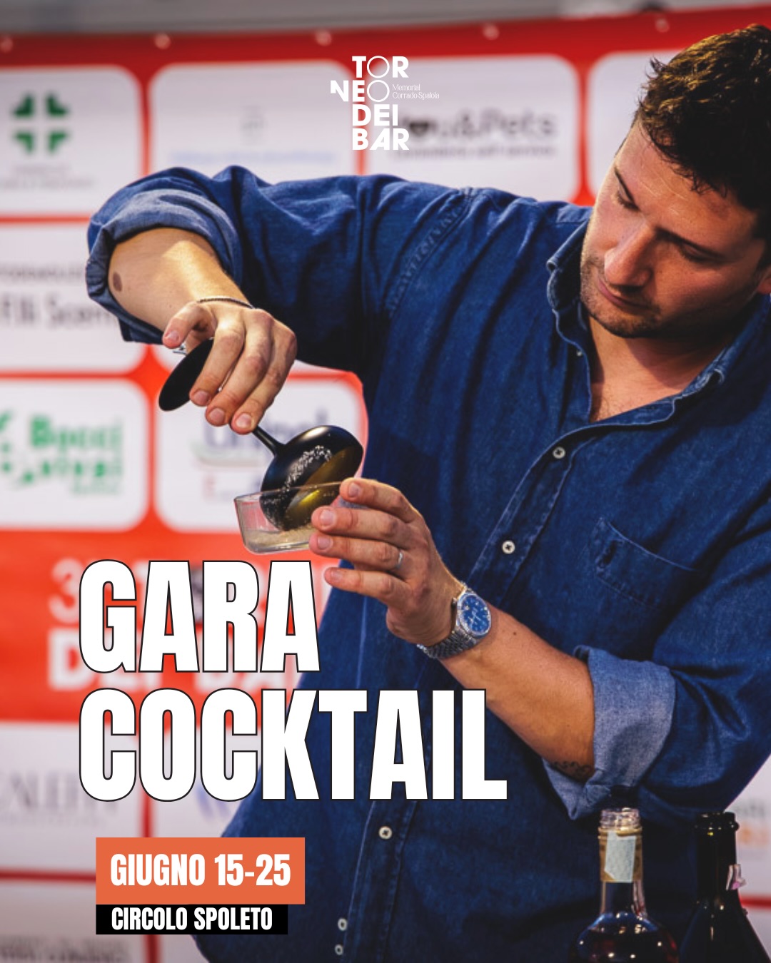 Bartender prepara un cocktail durante la gara cocktail del Torneo dei Bar a Spoleto