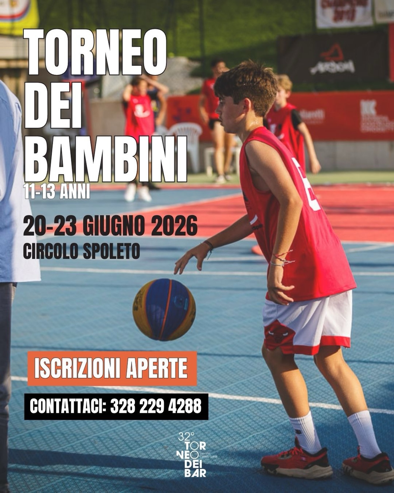 Bambino che gioca a basket durante il Torneo dei Bambini al Circolo Spoleto